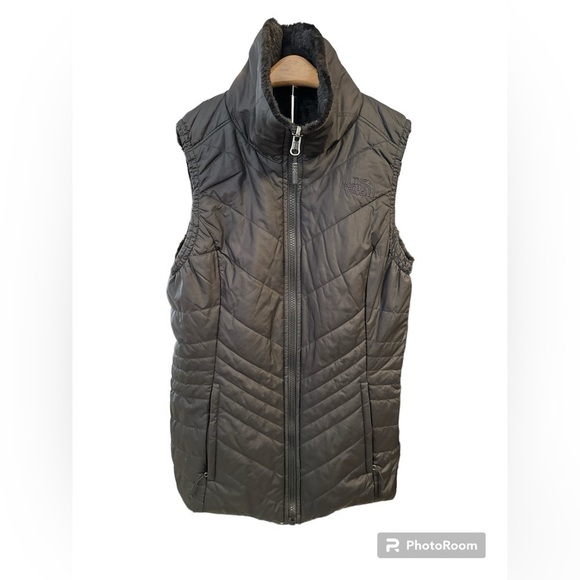 North Face Women’s Reversible Faux Fur Vest with Pockets - Picture 3 of 5